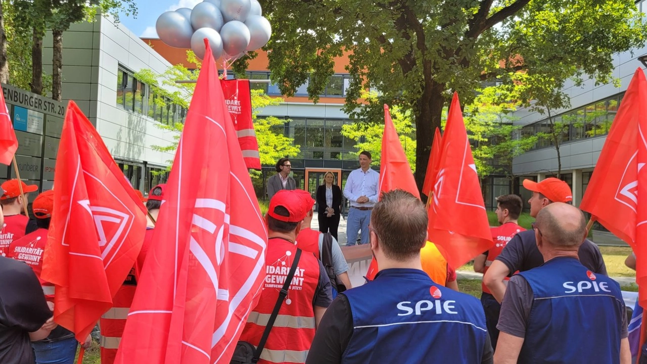 14.07.2025: 100 Kolleginnen und Kollegen aus mehreren Standorten machen mit einer verhandlungsbegleitenden Aktion ordentlich Druck auf die Arbeitgeber bei den Tarifverhandlungen am 14.07.25 in Hannover.