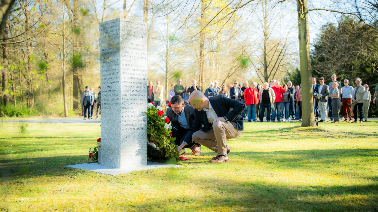 Kranzniederlegung auf dem Seelhorster Friedhof 2025 mit Sascha Dudzik und Belit Onay