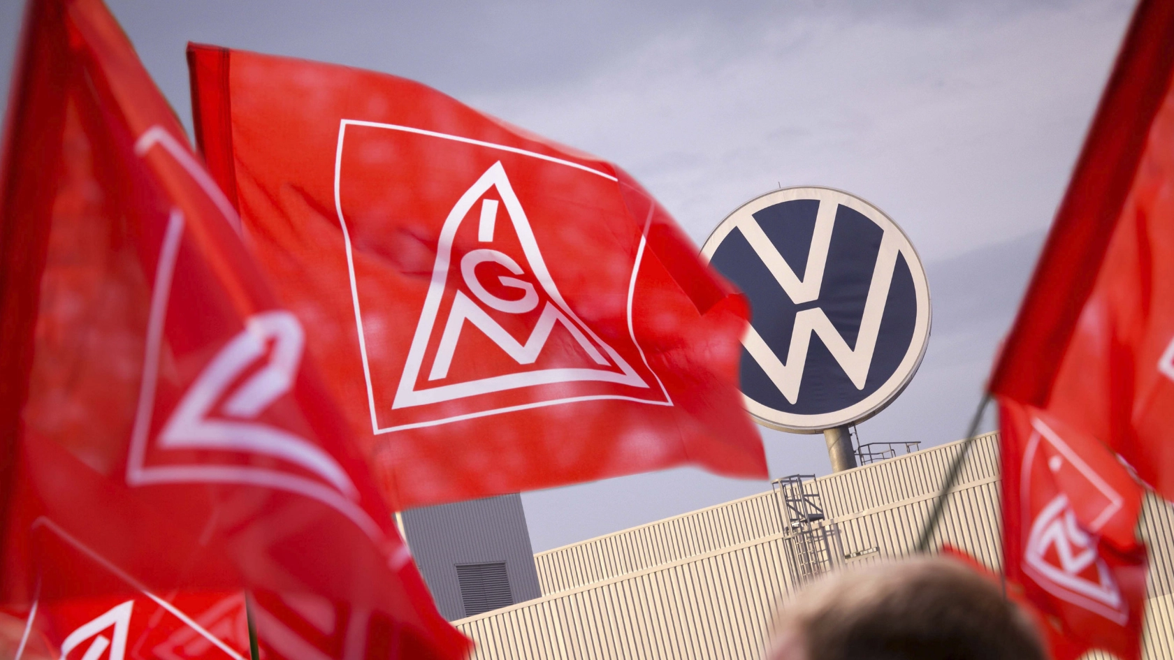 IG Metall-Fahne vor VW-Logo