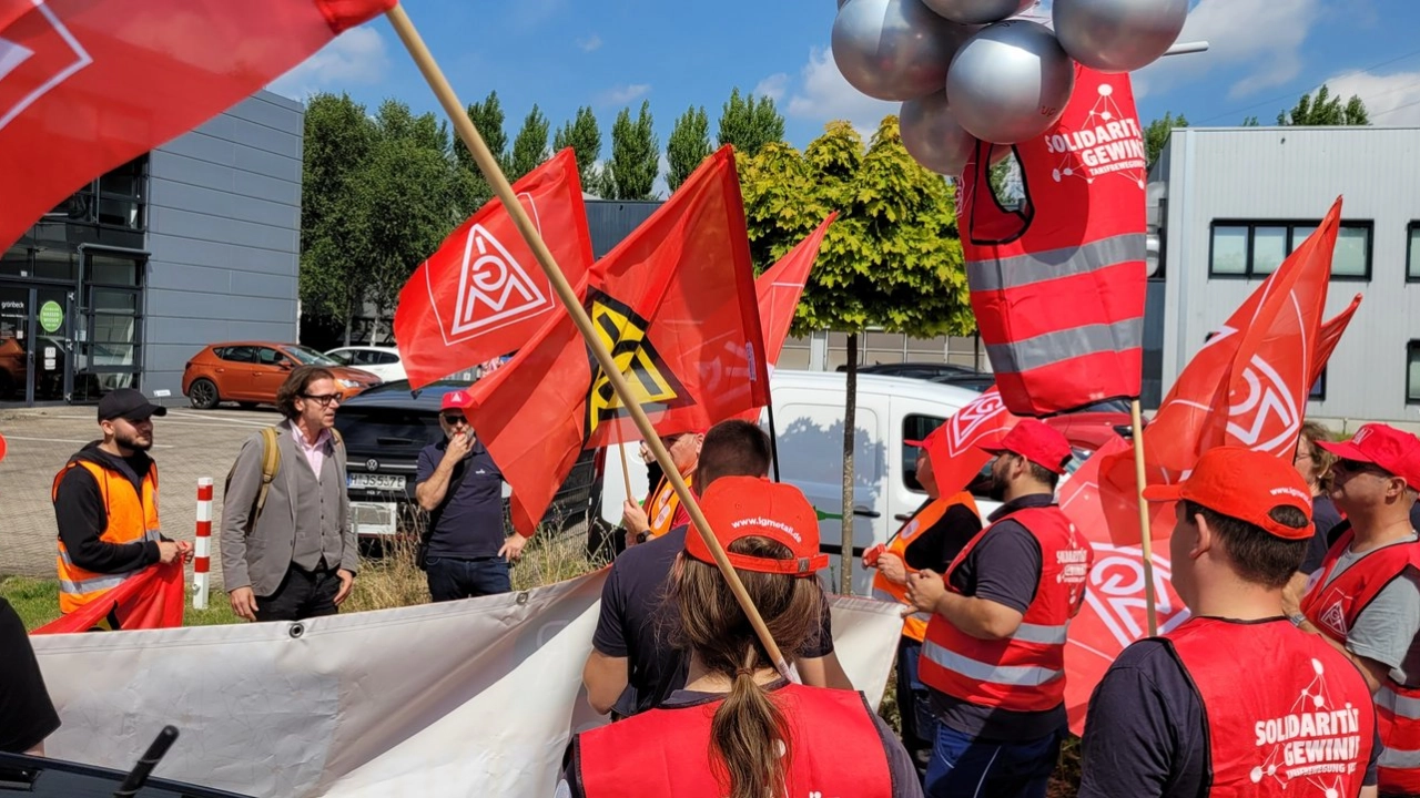 14.07.2025: 100 Kolleginnen und Kollegen aus mehreren Standorten machen mit einer verhandlungsbegleitenden Aktion ordentlich Druck auf die Arbeitgeber bei den Tarifverhandlungen am 14.07.25 in Hannover.