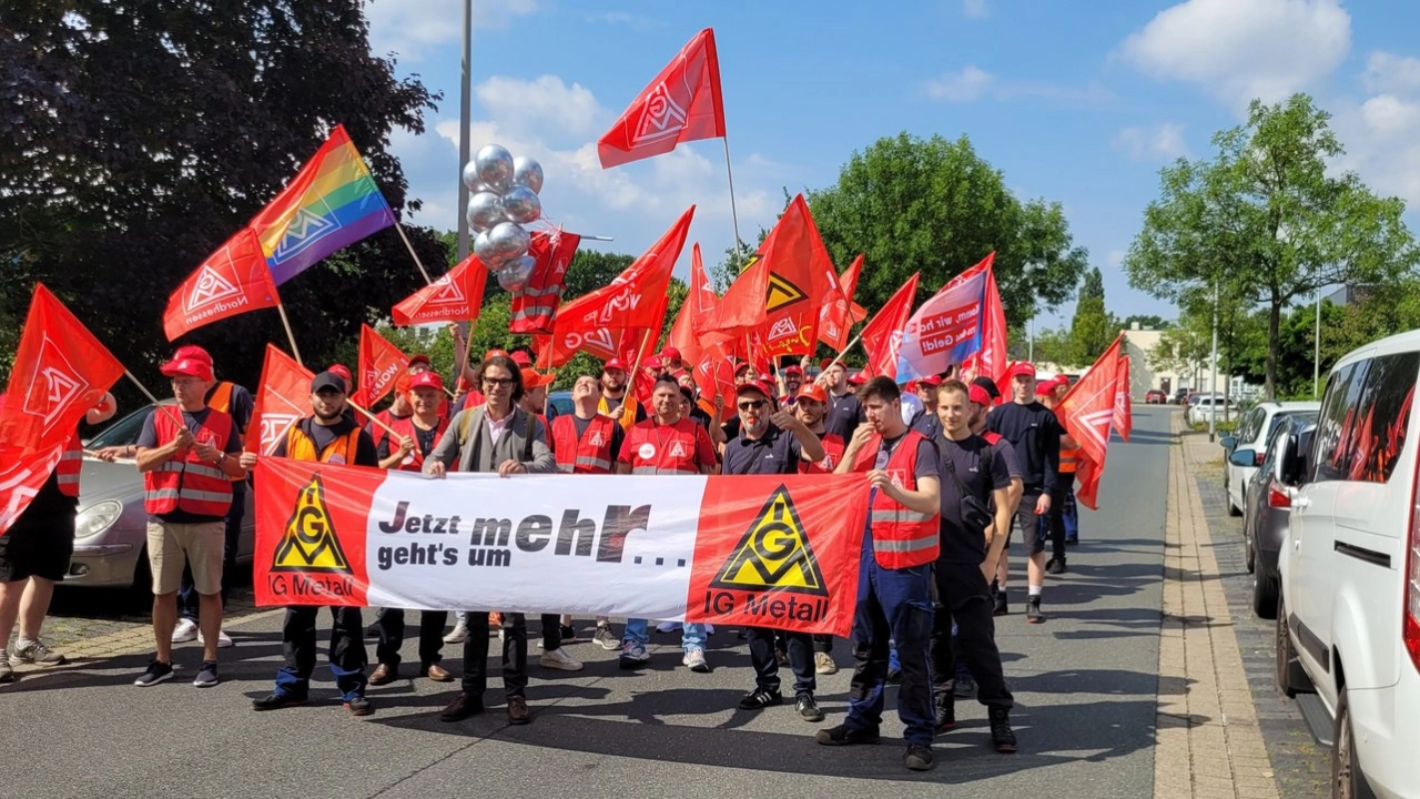 14.07.2025: 100 Kolleginnen und Kollegen aus mehreren Standorten machen mit einer verhandlungsbegleitenden Aktion ordentlich Druck auf die Arbeitgeber bei den Tarifverhandlungen am 14.07.25 in Hannover.