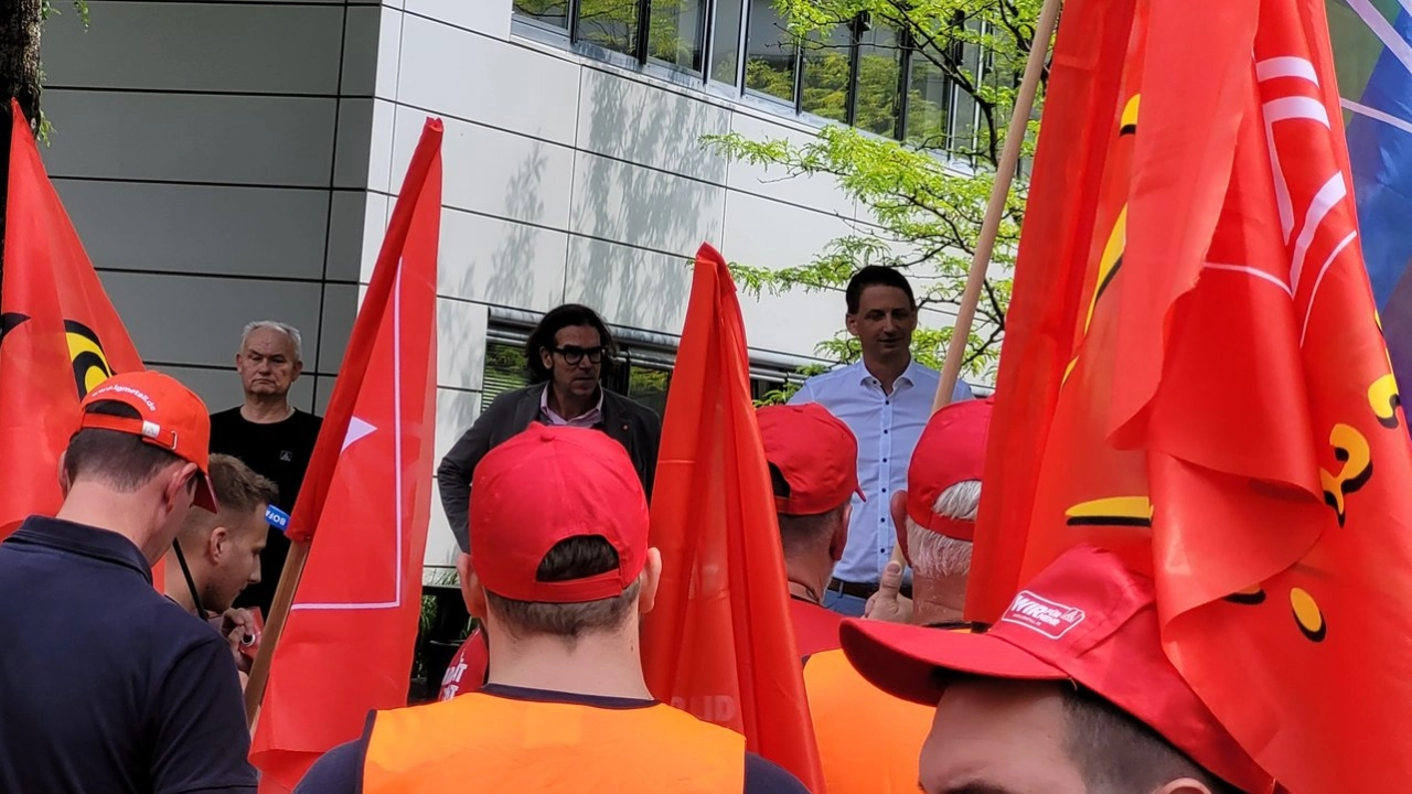 14.07.2025: 100 Kolleginnen und Kollegen aus mehreren Standorten machen mit einer verhandlungsbegleitenden Aktion ordentlich Druck auf die Arbeitgeber bei den Tarifverhandlungen am 14.07.25 in Hannover.