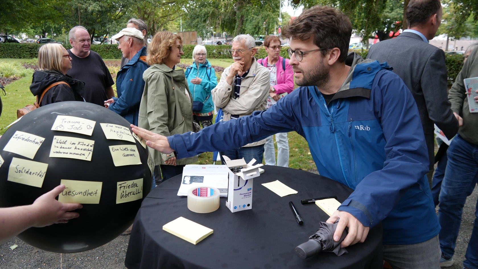 Antikriegstagsgedenken auf dem Ehrenfriedhof am Maschsee Nordufer
