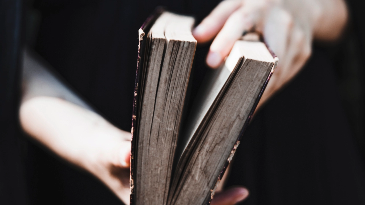 Buch_Hand_Frau
