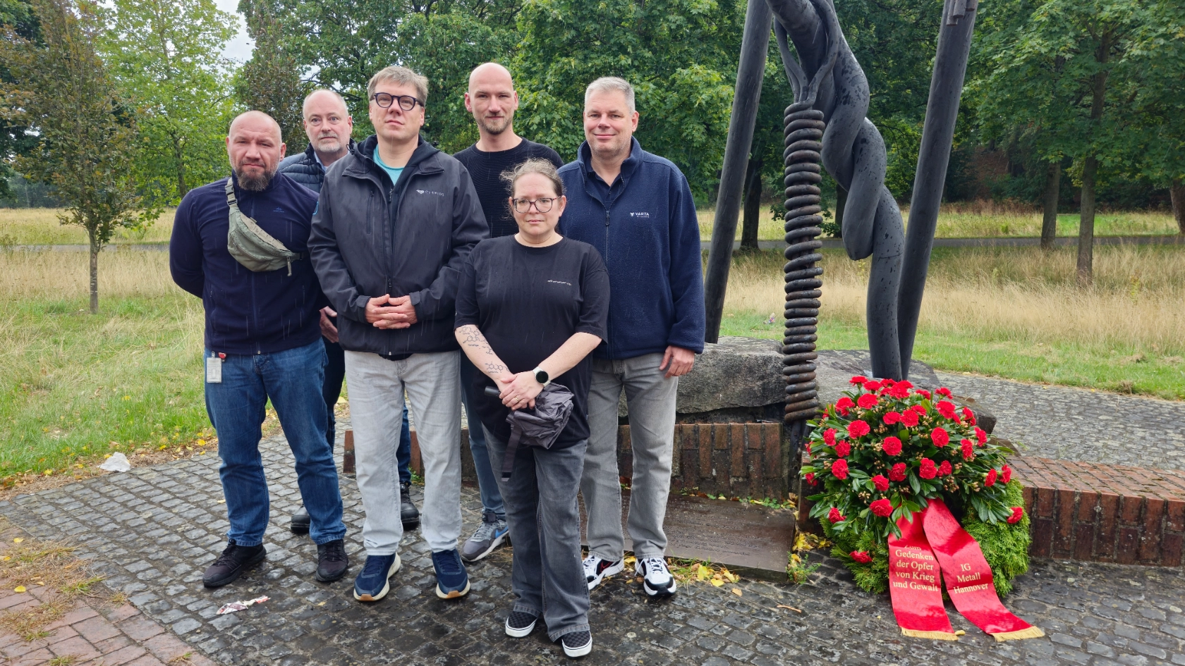 Betriebsräte und Vertrauensleute von Clarios Gedenken am Mahnmal des KZ Stöcken