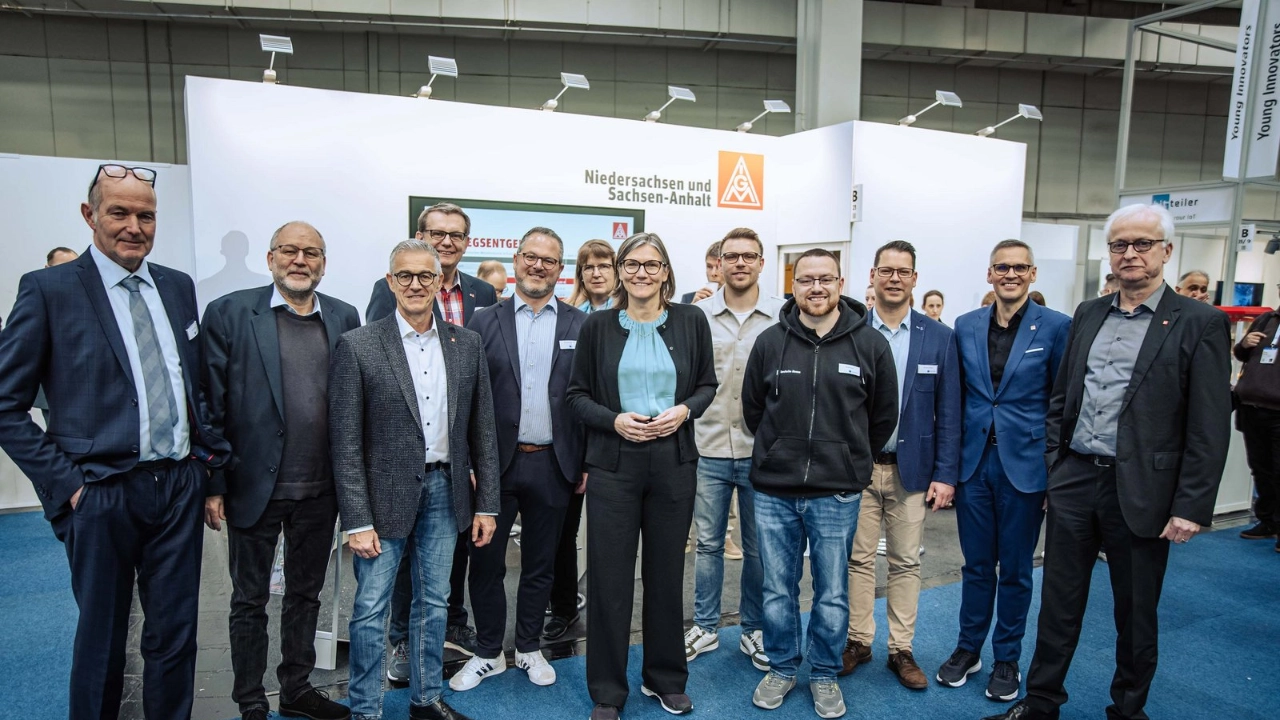 Der Betriebsrat und die Vertrauenskörperleitung der Deutsche Messe AG mit drei Vorstandsmitgliedern