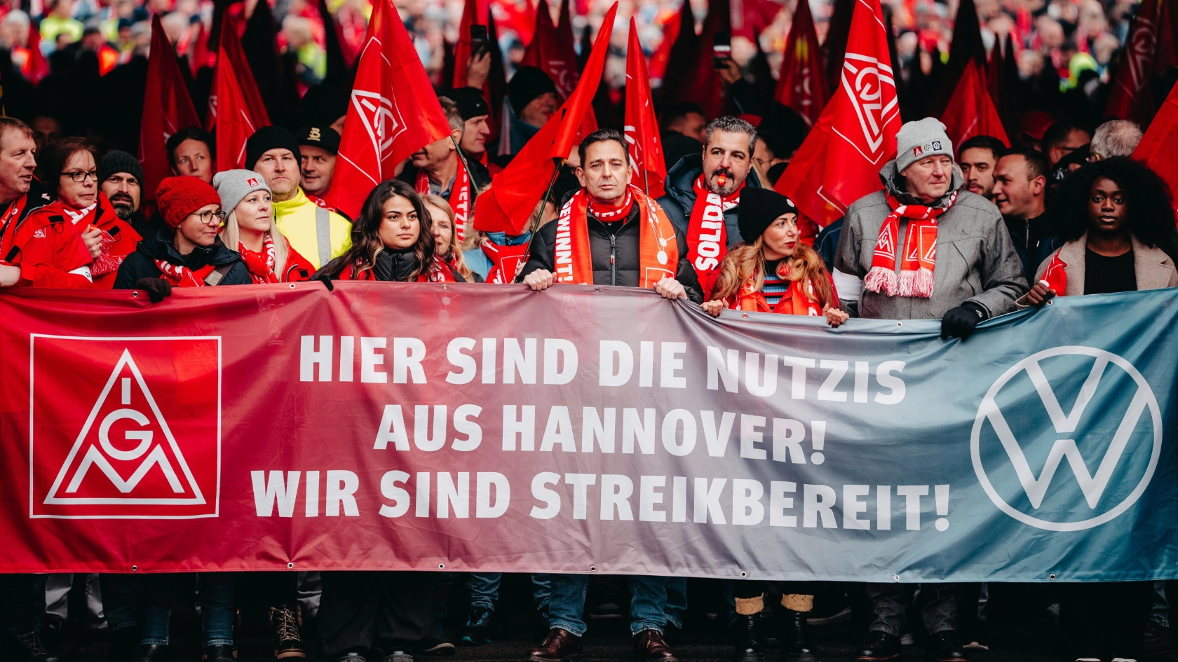 Beschäftigte von VW machen sich in Hannover für ihre Forderungen stark.