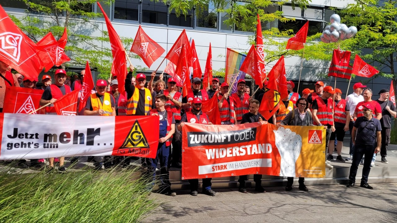 14.07.2025: 100 Kolleginnen und Kollegen aus mehreren Standorten machen mit einer verhandlungsbegleitenden Aktion ordentlich Druck auf die Arbeitgeber bei den Tarifverhandlungen am 14.07.25 in Hannover.