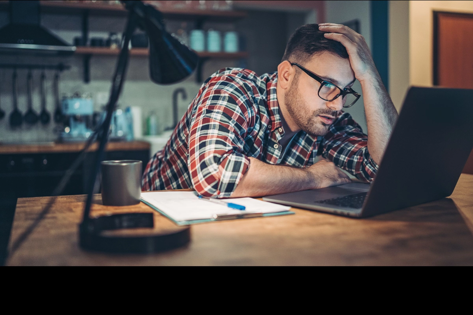 Nachdenkender Mann vor Notebook