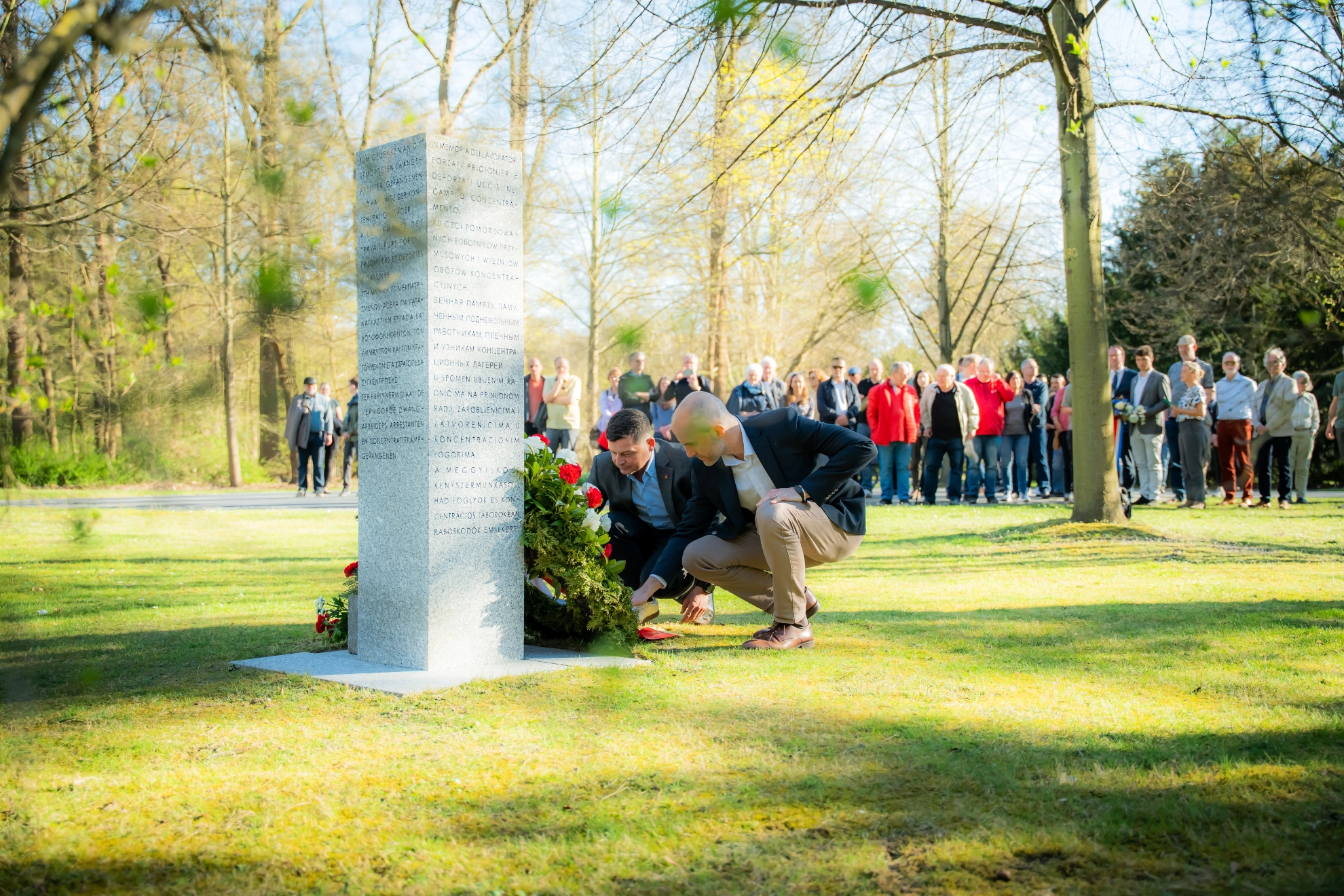 Kranzniederlegung auf dem Seelhorster Friedhof 2025 mit Sascha Dudzik und Belit Onay
