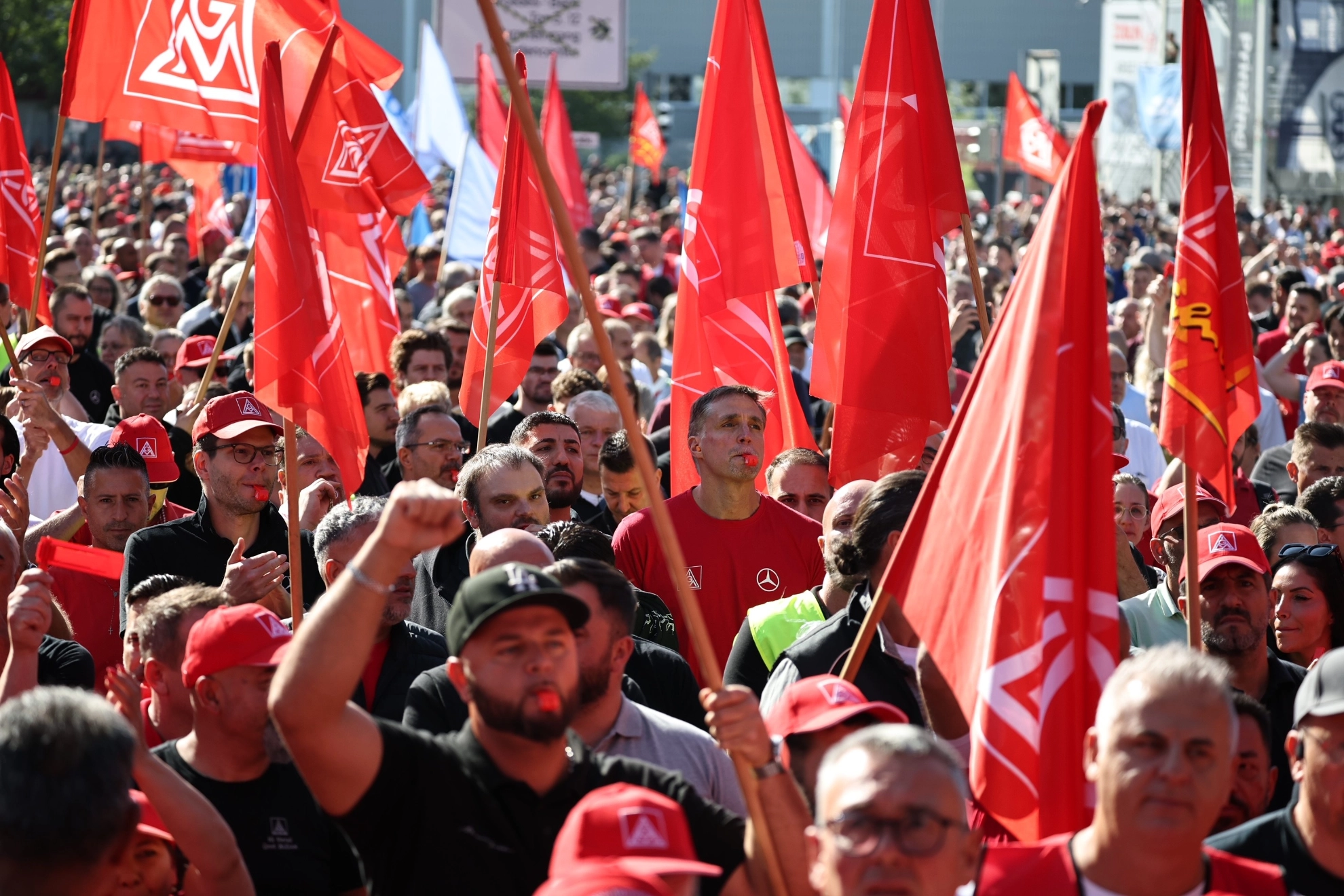 Aktionstag bei Mercedes Benz, Daimler, in Sindelfingen gegen die Angriffe auf Beschäftigten in der Automobilindustrie.