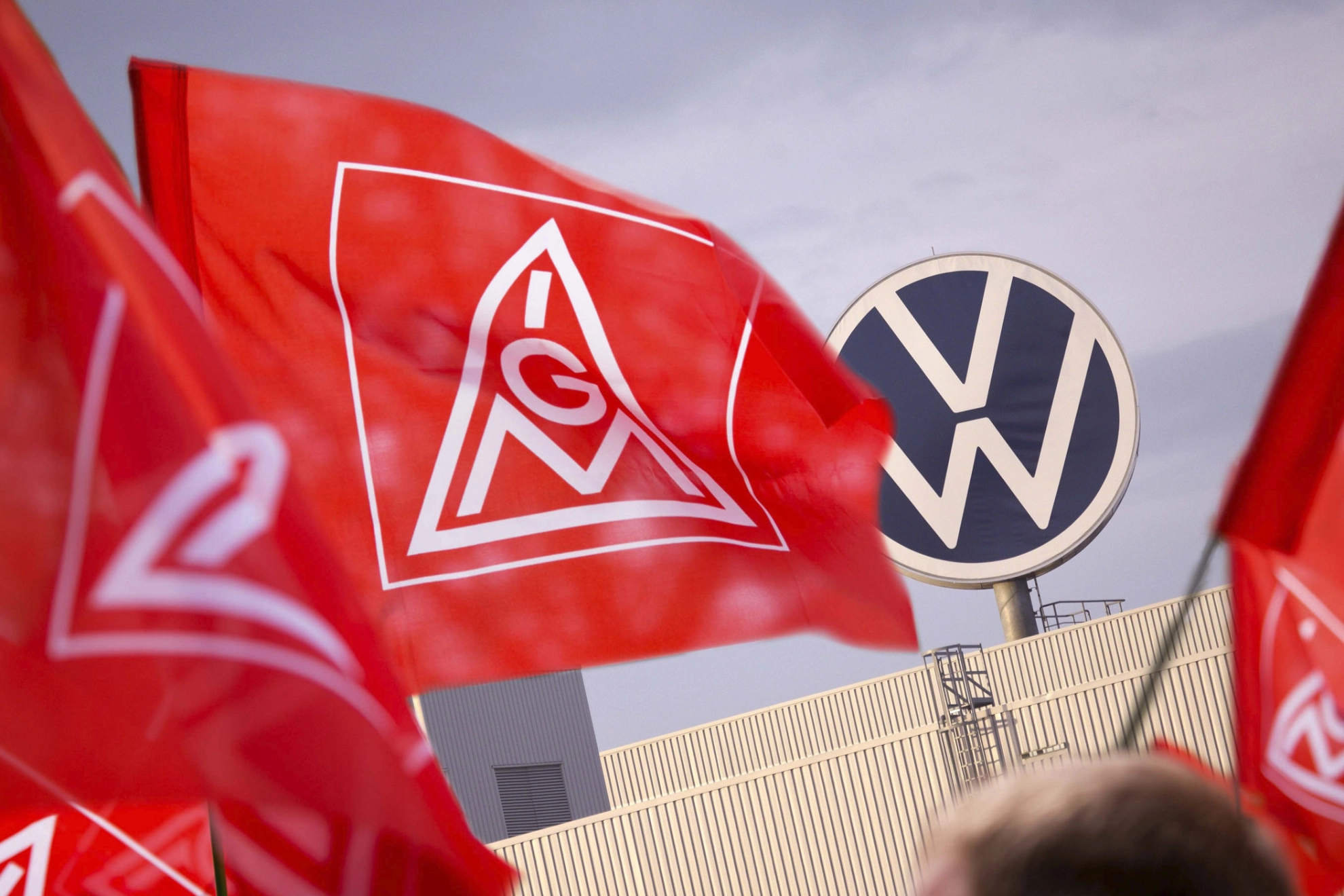 IG Metall-Fahne vor VW-Logo