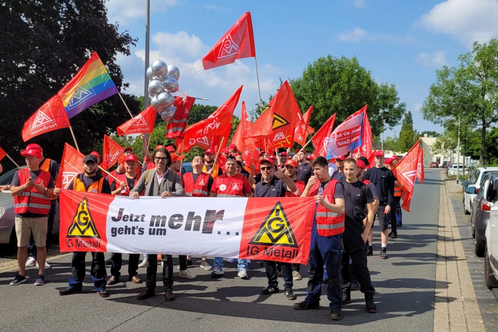 14.07.2025: 100 Kolleginnen und Kollegen aus mehreren Standorten machen mit einer verhandlungsbegleitenden Aktion ordentlich Druck auf die Arbeitgeber bei den Tarifverhandlungen am 14.07.25 in Hannover.