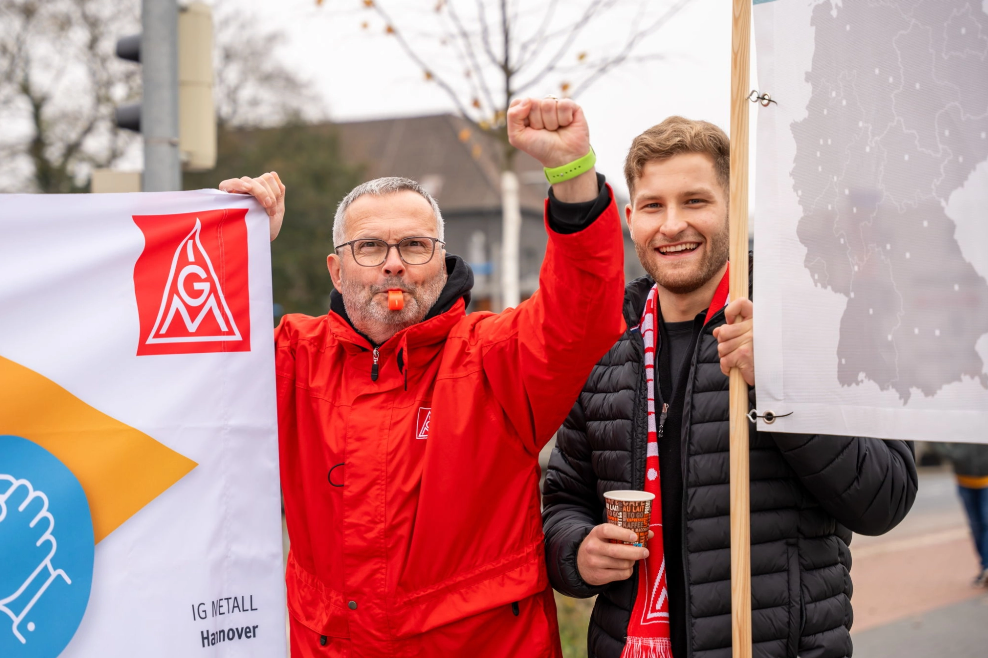 Zwei Beschäftigte beim Warnstreik in der Metall-Tarifrunde