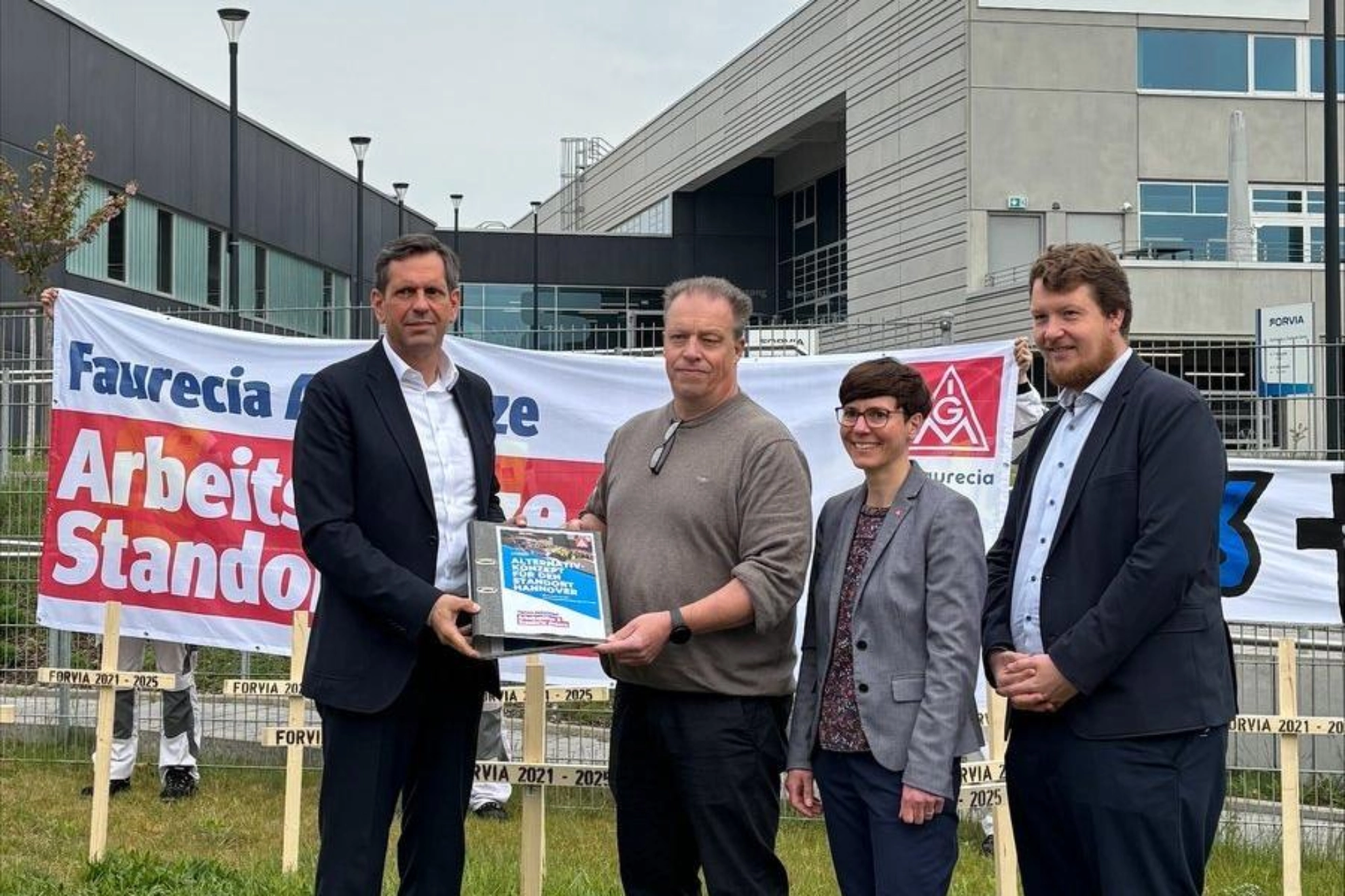Aktion bei Faurecia am 23.4.2025 mit Olaf Lies