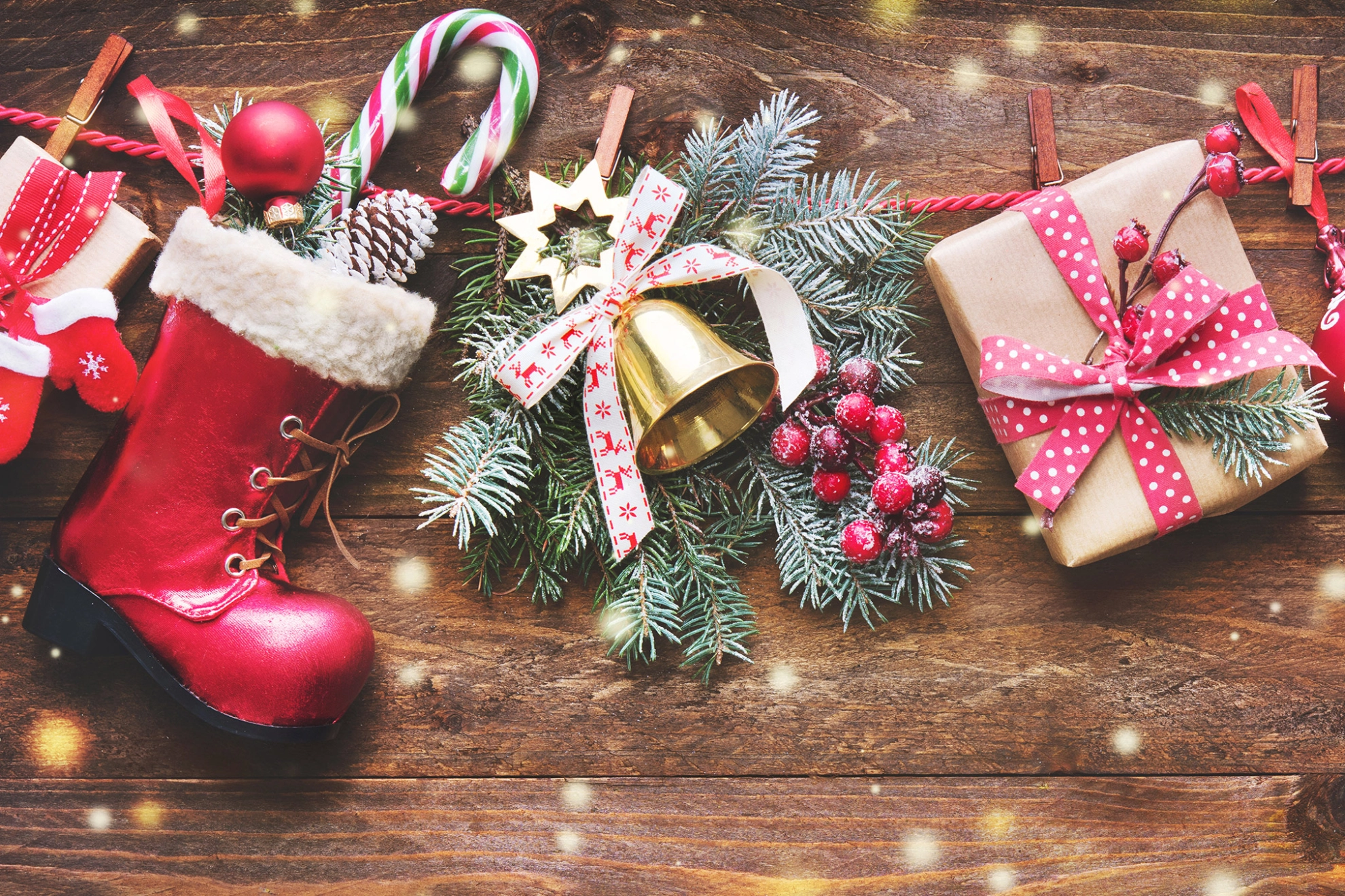 Festlichen Hintergrund mit Weihnachten Geschenke, Weihnachtsmänner Accessoires und Dekoration auf der Wäscheleine