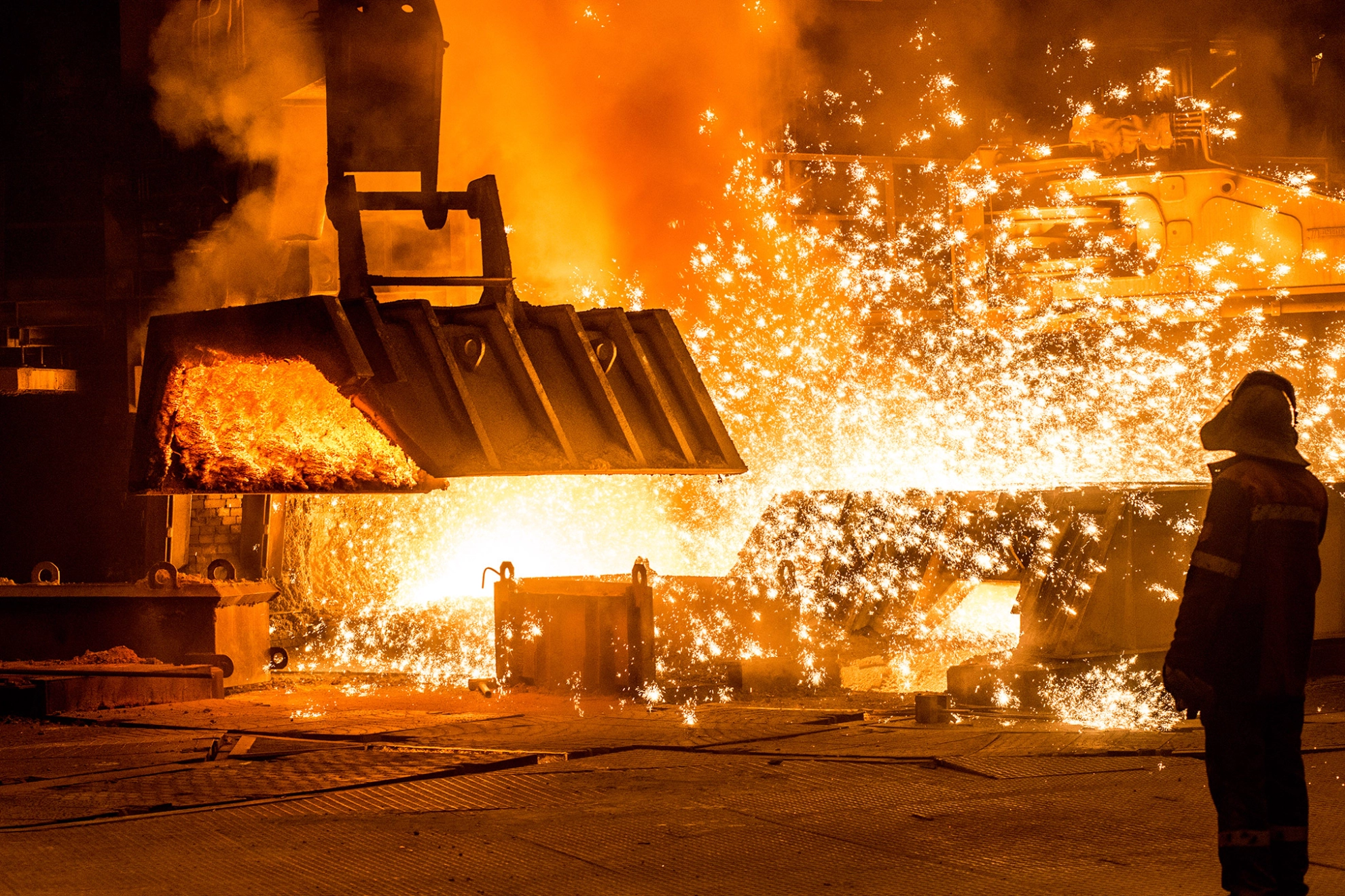 Gießen von flüssigem Metall in einem Stahlwerk