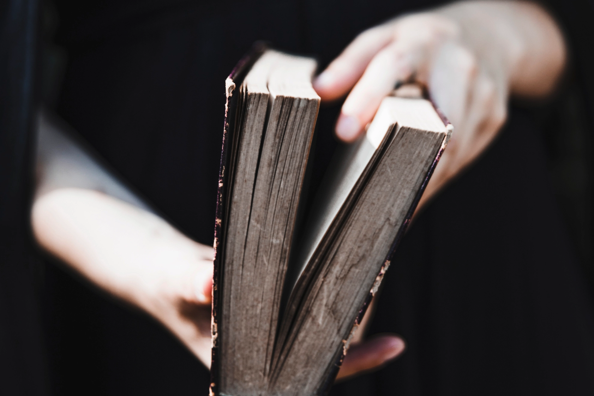 Buch_Hand_Frau