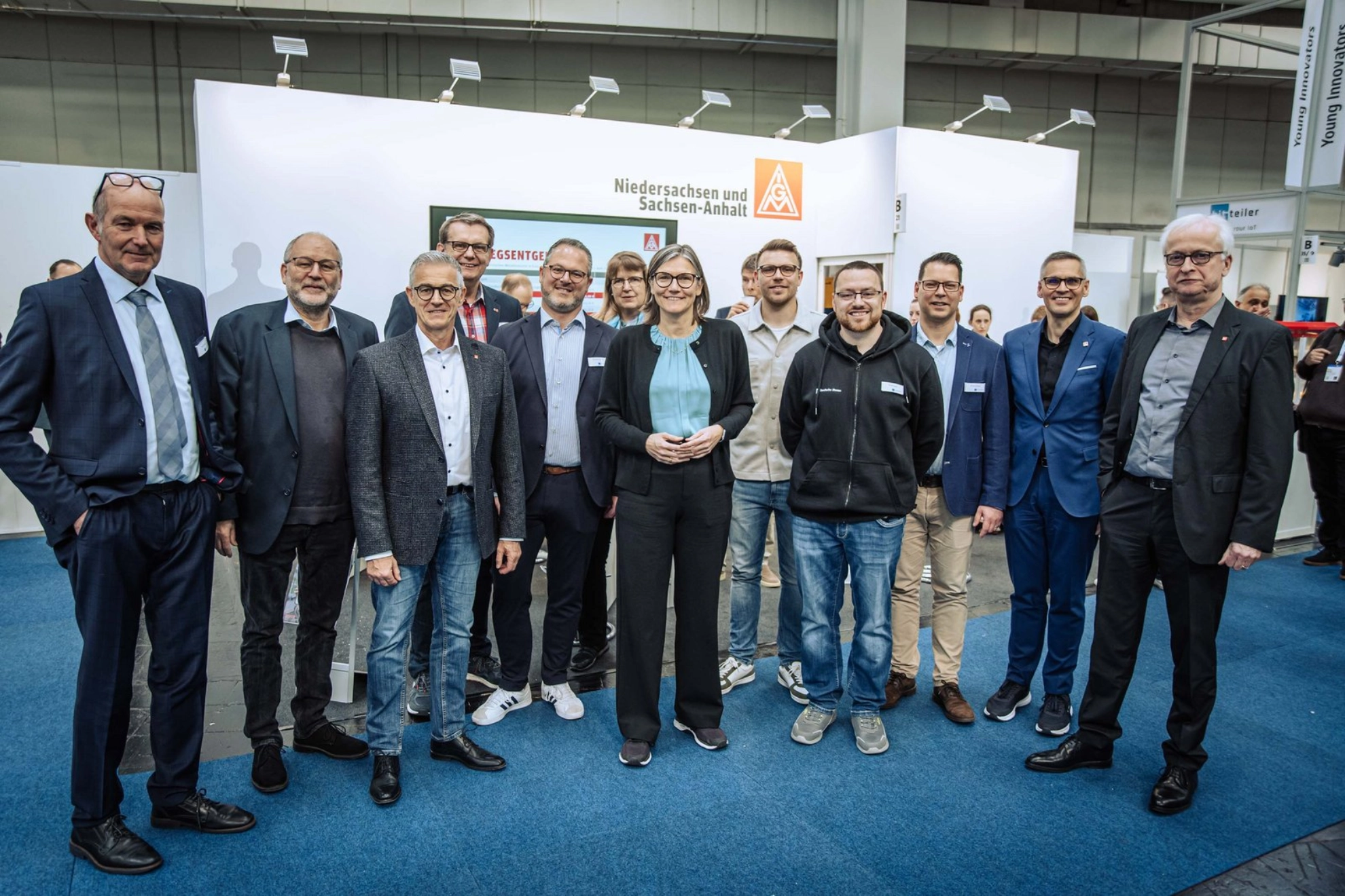 Der Betriebsrat und die Vertrauenskörperleitung der Deutsche Messe AG mit drei Vorstandsmitgliedern