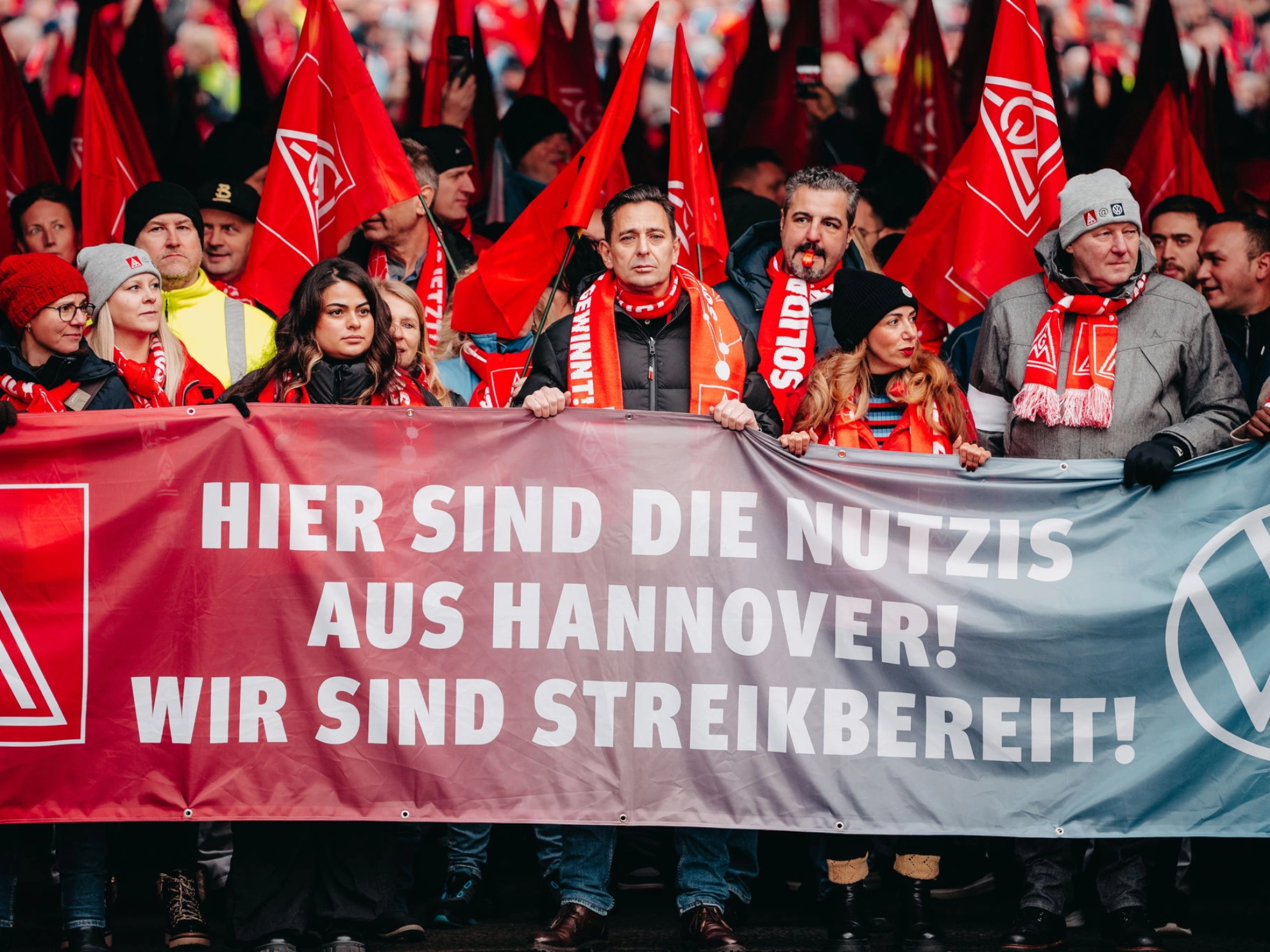 Beschäftigte von VW machen sich in Hannover für ihre Forderungen stark.