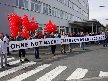 Beschäftigte protestieren gegen weiteren Arbeitsplatzabbau bei Emerson – Aventics