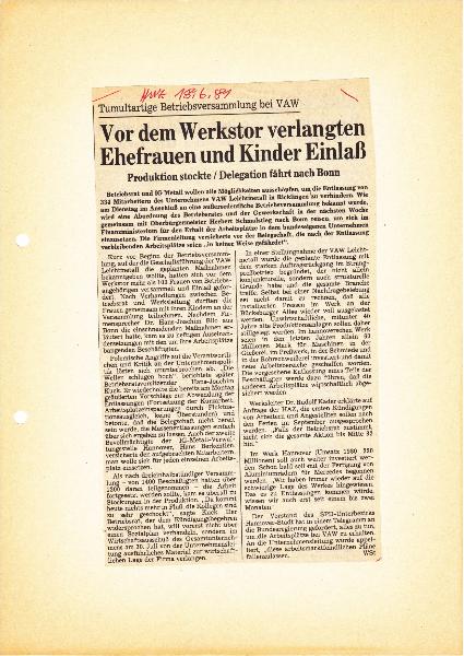 1981-06-18 Ehefrauen und Kinder stehen vorm Werkstor